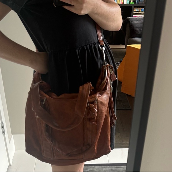 Camel coloured leather bag from Cole Haan. Cross body or shoulder straps. - Picture 5 of 6